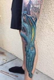 Tatuaje da perna masculina da cor da tatuaxe do calamar