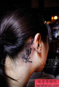 dziewczyny ucho piękny wzór tatuażu czarno-białe pióro
