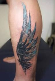 nogu lijepog krila oslikan uzorkom tetovaže