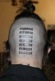 पुरुषांच्या डोक्यावर आठ-अंकी बायनरी कोड टेक्स्ट टॅटूचा नमुना