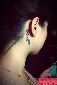meitenes ausīs skaists rotangpalmas vīnogulāju tetovējums