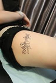 Tatuaggio di gamba inglese gotico