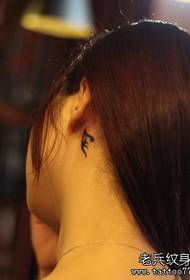 dekliški uho majhen totemski vzorec tatoo