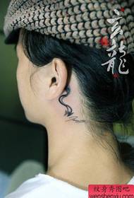 meisje oor populaire klassieke Duivel staart tattoo patroon