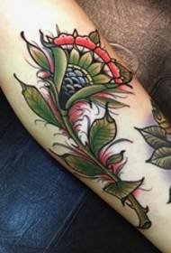 Ny traditionel stil blomstermønster tatovering på læggen