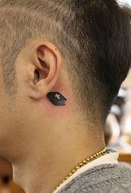 μικρό φρέσκο αυτί μετά τα δημιουργικά έργα τατουάζ συνιστάται πρότυπο