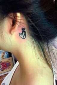 priljubljen vzorec tetovaže za ušesa totem mačka