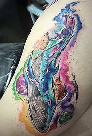 balenë e kofshës pikturuar modelin e tatuazhit të spërkatjes