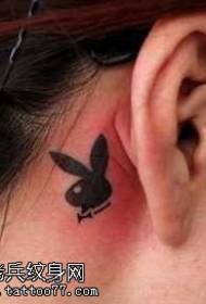 главата симпатична тотем мала шема на тетоважа со бели зајаци