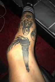 ватрена тетоважа узорак мушких ногу на слици црне бакље