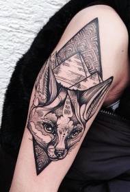Cabeza de zorro negro de estilo de talla de brazo grande con patrón de tatuaje de pirámide