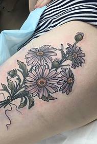 coscia in Europa e un piccolo bouquet fresco di crisantemo dipinto a tatuaggio