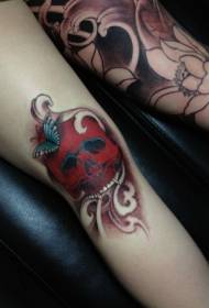 modello di tatuaggio creativo teschio rosso farfalla gamba