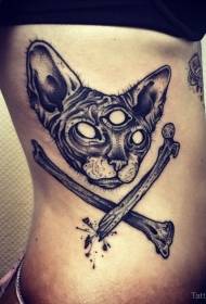 sivulla kylkiluun kaiverrettu tyyli mustan kissan pään ja luun tatuointikuvio