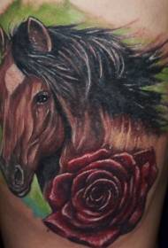 värihevonen punaisella ruusulla tatuointikuviolla