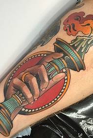 disegno del tatuaggio torcia mano scuola europea e americana di vitello