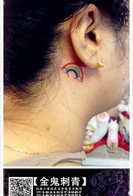 meisje oor kleine en populaire regenboog tattoo patroon