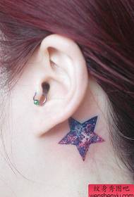 Indlebe yamantombazane ithandwa kakhulu ngephethini elihle le-star-tattoo