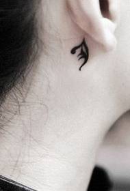 modello di tatuaggio totem fresco piccolo orecchio di ragazze
