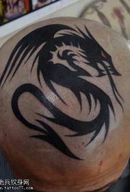 Чоловіча голова довгі крила дракон візерунок татуювання