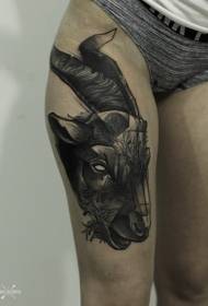 augšstilbu grebšanas stila melnās kazas galvas tetovējums