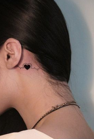 amore per la testa della ragazza e tatuaggio ECG