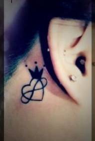 gadis telinga totem kecil cinta mahkota pola tato