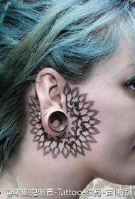 patrón de tatuaje de totem de flor hermosa guapa