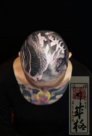 Vieni a un modello di tatuaggio tradizionale drago di Crush Head