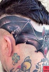 un modello di tatuaggio di pipistrello scolastico