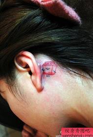 djevojka uho mali uzorak tetovaža mlijeka