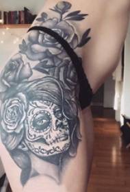 Kuis tatoo fi kwis pye nan karaktè ak rose foto tatouage