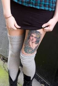 бедро секси европска девојка и перо узорак тетоважа