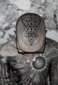 galvas ģeometriskā trīsstūra tetovējuma raksts