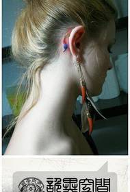 urechea feminină este un model mic de tatuaj cu pene