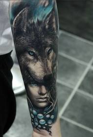 腕の美しい女性とオオカミの頭のタトゥーパターン
