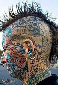 Dieses Tattoo auf dem Kopf platzt