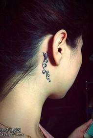 orecchio bellissimo modello di tatuaggio di vite in rattan