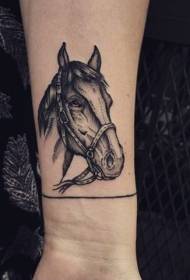 plaukstas locītavas punkts melns pelēks zirga galvas tetovējums
