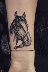 motif de tatouage tête de cheval gris noir