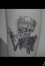 gamba che indossa una corona di tatuaggi tatuaggio