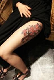 elegancki tatuaż na nogi