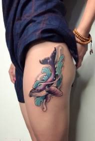 kofshë e bukur balena e modeluar tatuazh pikturuar