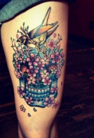 kvinnliga ben färgade skalle fågel blomma tatuering mönster