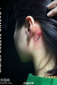 patrón de tatuaxe de rosa fresca detrás da orella