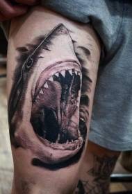 μηρό εκπληκτικό μαύρο ρεαλιστικό σχέδιο τατουάζ καρχαρία κεφάλι