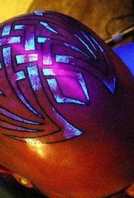 Modello di tatuaggio fluorescente a testa totem