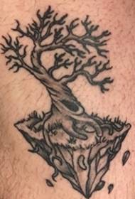 corak tattoo pokok abu hitam kaki