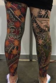 Opere di tatuaggio tradizionale a gamba di fiore in stile giapponese