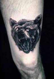 црно-бели узорак тетоваже главе медведа на бедру